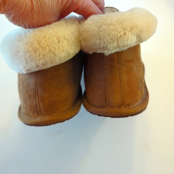 UGG Tan Suede Slippers with Cream Pom Poms NBNB - Picture 7 of 13